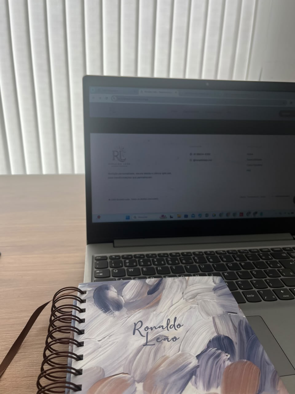 Caderno de Ronaldo Leão com notebook no consultório