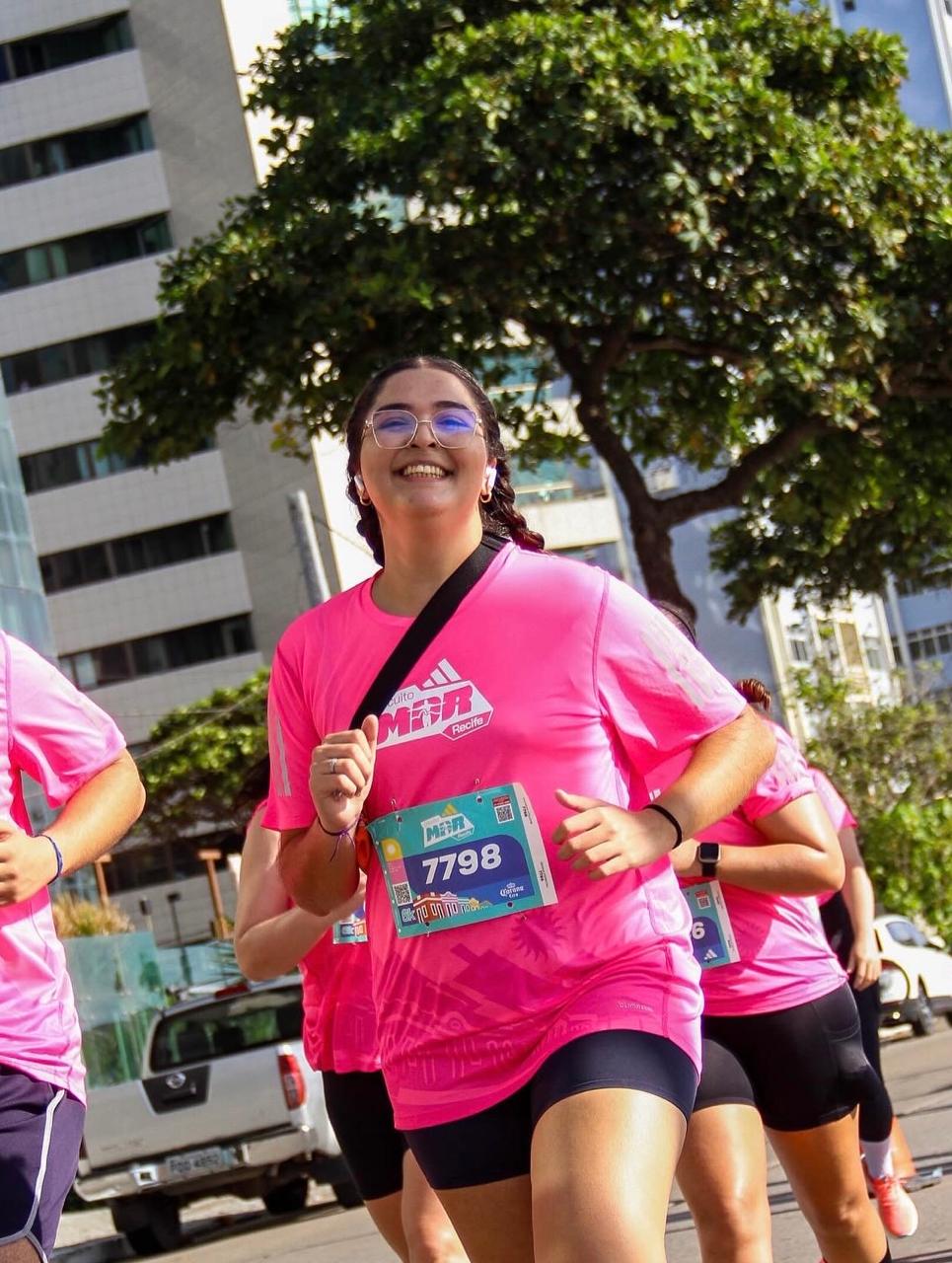 Paciente sorrindo durante corrida de rua